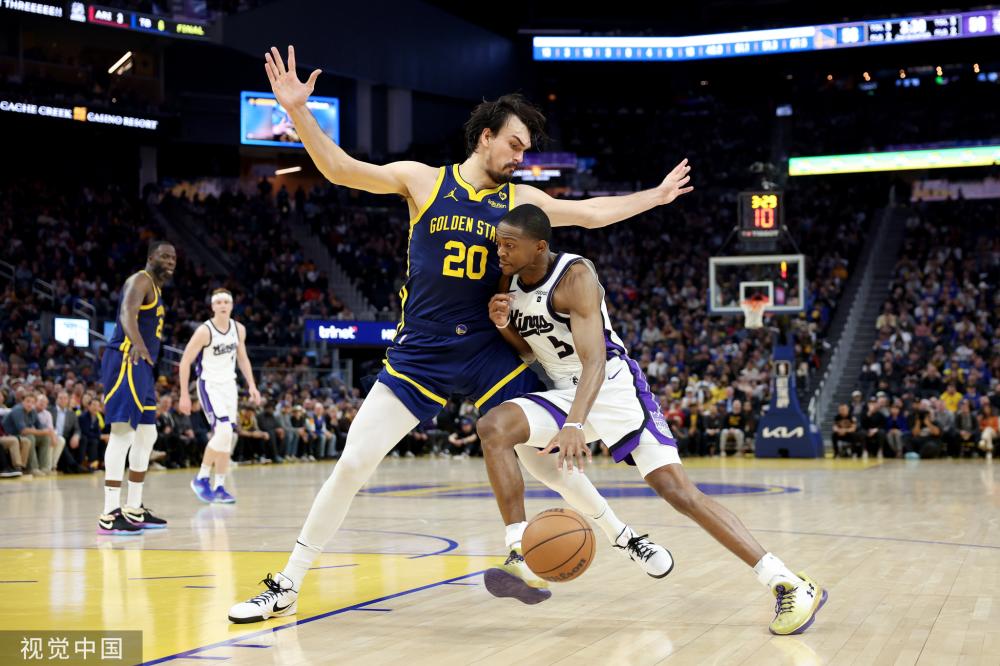 他在接受采 他在接受采